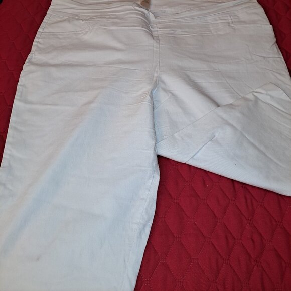 White Capri Size 3X (24W-26W) Very Stretchy *Priced to Move* - Picture 5 of 8